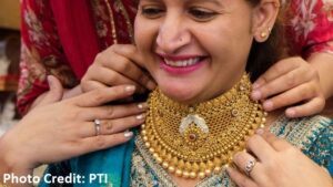 Gold rises Rs 400 to Rs 1.63 lakh/10g; silver stays flat at Rs 2.72 lakh/kg – Statetimes