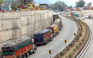 Srinagar–Jammu highway open for 2-way traffic, movement slow at Ramban stretches